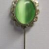 Epingle forme ronde avec grande perle verte claire