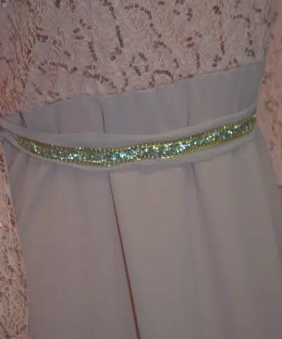 Robe en mousseline avec dentelle et strass