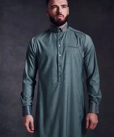 Homme aux cheveux châtains avec une barbe debout portant un formidable QAMIS AL AMEER AA2213 vert.