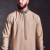 Homme portant un joli QAMIS AL AMEER AA229 marron clair.