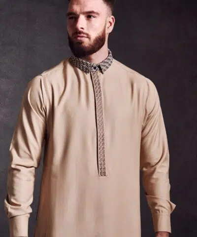 Homme portant un joli QAMIS AL AMEER AA229 marron clair.