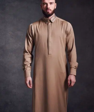 Homme debout portant un formidable QAMIS AL AMEER AA2217 marron clair.