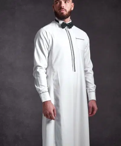 Homme portant un merveilleux QAMIS AL AMEER AA2227 blanc.