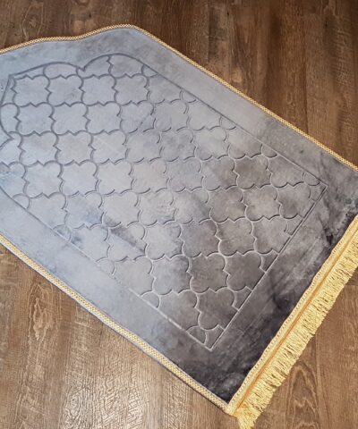 Le tapis de prière épais luxe gris foncé dôme sur un plancher en bois