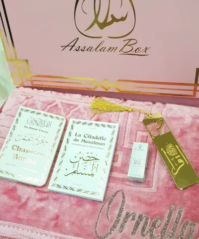 une boîte rose et or avec un marque-page et un signet - coffret coran duo tapis épais rose