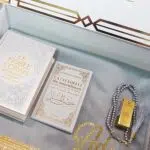 Coffret islamique avec Coran, hisn al mouslim, sabha, musc, tapis de prière, vêtement de prière