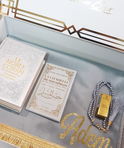 Coffret islamique avec Coran, hisn al mouslim, sabha, musc, tapis de prière, vêtement de prière