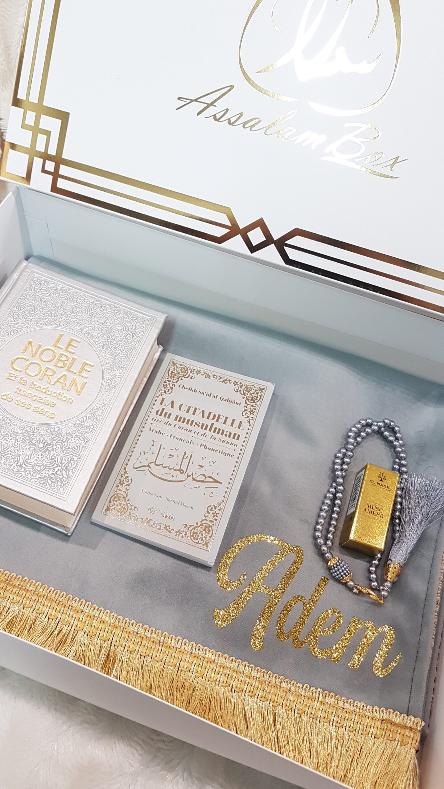 Coffret islamique avec Coran, hisn al mouslim, sabha, musc, tapis de prière, vêtement de prière