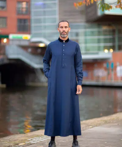 Homme debout en QAMIS AL AMEER AA2212+ bleu.