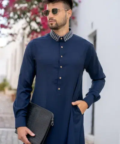 Homme en tenue traditionnelle élégante - qamis al ameer AAR2402.