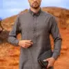 Homme en tenue traditionnelle moderne qamis al ameer aar2403.