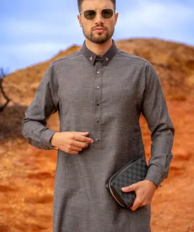 Homme en tenue traditionnelle moderne qamis al ameer aar2403.