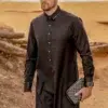 Homme en tenue noire élégante - qamis al ameer aar2404.