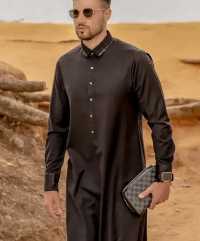 Homme en tenue noire élégante - qamis al ameer aar2404.