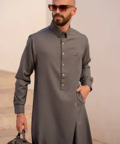 Homme en tenue traditionnelle grise - qamis al ameer aar2409.