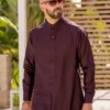 Homme avec lunette de soleil portant un qamis al ameer aar2414 bordeaux élégant.