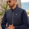 homme avec lunettes de soleil portant le qamis al ameer aar2418