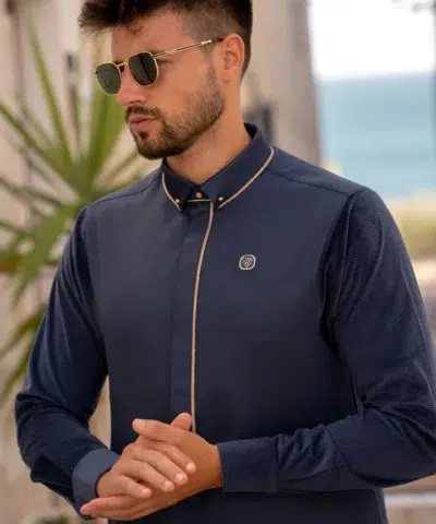 homme avec lunettes de soleil portant le qamis al ameer aar2418