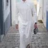 Homme chauve avec une barbe et des lunettes de soleil portant un joli qamis al ameer aar2424 blanc