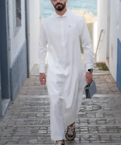 Homme chauve avec une barbe et des lunettes de soleil portant un joli qamis al ameer aar2424 blanc