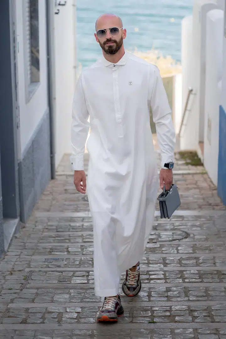 Homme chauve avec une barbe et des lunettes de soleil portant un joli qamis al ameer aar2424 blanc