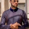 Homme aux cheveux châtains avec des lunettes de soleil portant un qamis al ameer aar2426 sublime de couleur bleu