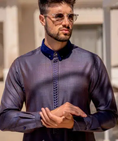 Homme aux cheveux châtains avec des lunettes de soleil portant un qamis al ameer aar2426 sublime de couleur bleu