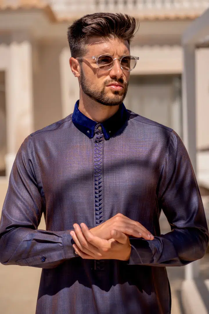 Homme aux cheveux châtains avec des lunettes de soleil portant un qamis al ameer aar2426 sublime de couleur bleu