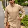 Homme aux cheveux châtains portant des lunettes de soleil avec un magnifique qamis al ameer aar2429 beige