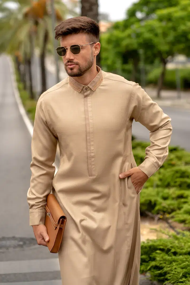 Homme aux cheveux châtains portant des lunettes de soleil avec un magnifique qamis al ameer aar2429 beige