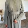 Abaya Robe longue Mélina avec bandes dentelle – Image 2
