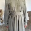 Abaya Robe longue Mélina avec bandes dentelle – Image 4