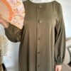 Abaya Robe Maïssa avec bande ornée de boutons – Image 2