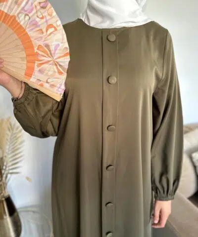 Alternative view of Abaya Robe Maïssa avec bande ornée de boutons