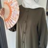 Abaya Robe Maïssa avec bande ornée de boutons – Image 4