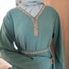 Robe Abaya Assia avec col en V perlé – Image 7