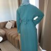Robe Abaya Assia avec col en V perlé – Image 6