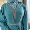 Robe Abaya Assia avec col en V perlé – Image 2