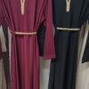 Robe Abaya Assia avec col en V perlé – Image 4