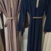 Robe Abaya Assia avec col en V perlé – Image 5
