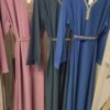 Robe Abaya Assia avec col en V perlé – Image 3