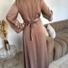 Robe longue de fête en satin avec bijou – Image 6