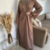 Robe longue de fête en satin avec bijou – Image 3