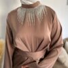 Robe longue de fête en satin avec bijou – Image 2