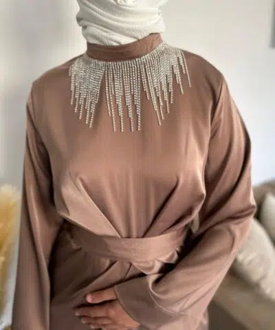 Alternative view of Robe longue de fête en satin avec bijou
