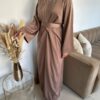 Robe longue de fête en satin avec bijou – Image 4