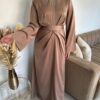 Robe longue de fête en satin avec bijou