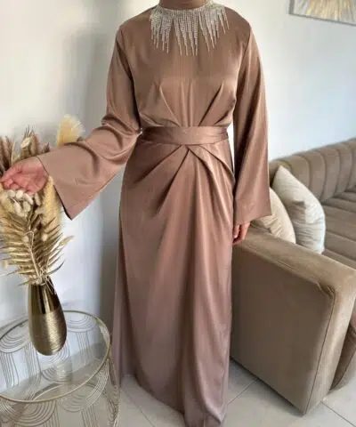 Robe longue de fête en satin avec bijou