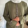 Robe Abaya Hasna uni avec bande pailletée – Image 2