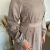 Robe Zohra Taupe clair sertie de perles diamants – Image 8